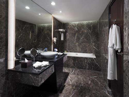 Een badkamer bij Cambridge Hotel Medan