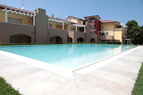 - une piscine en face d'une maison dans l'établissement Light Blue apartment, à Peschiera del Garda