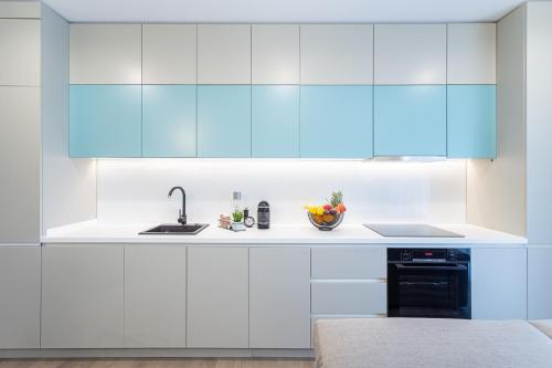 Cucina o angolo cottura di Il Lago - Turquoise - Cozy Luxurious Smart Home By The Lake