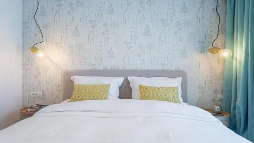 Letto o letti in una camera di Il Lago - Turquoise - Cozy Luxurious Smart Home By The Lake