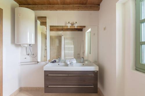 Phòng tắm tại Pool & Sauna Villa Gizela