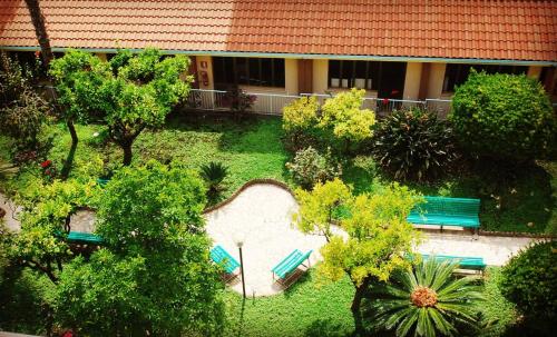 聖雷莫的住宿－Hotel Villa Sophia，享有花园的顶部景致,花园内种有长椅和树木