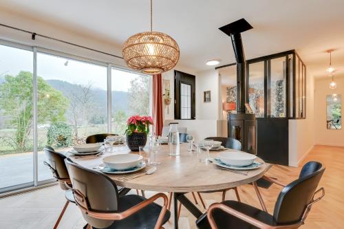 une salle à manger avec une table et des chaises en bois dans l'établissement L'Episode Cevenol, à Générargues