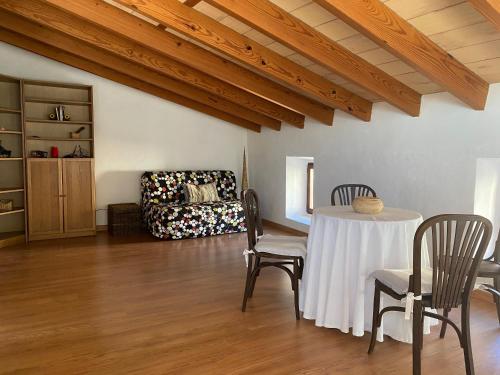 un salon avec une table, des chaises et un canapé dans l'établissement casa nuria, en el centro, al lado de la escalinata del calvario para 6 personas, à Pollença