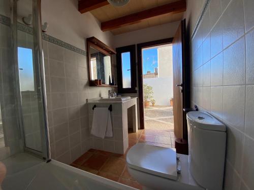 une salle de bain avec toilettes, douche et lavabo dans l'établissement casa nuria, en el centro, al lado de la escalinata del calvario para 6 personas, à Pollença