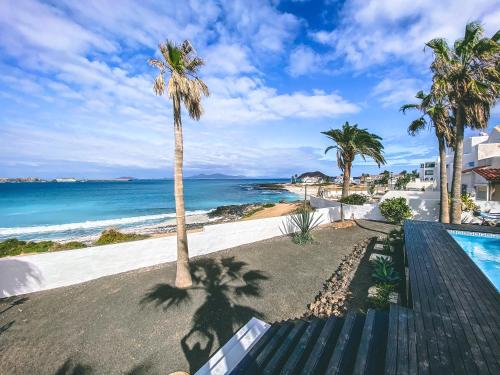 Villa Los Flamencos by Veaco- Beachfront & pool