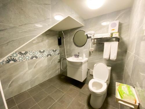 台東市的住宿－15電梯民宿，一间带卫生间和水槽的浴室