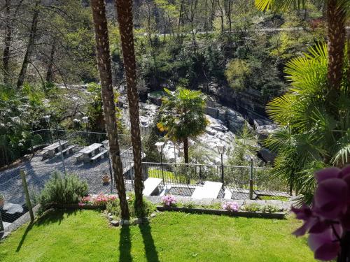 einen Garten mit Blick auf einen Wasserfall in der Unterkunft Ristorante Charme Hotel Tre Terre in Ponte Brolla