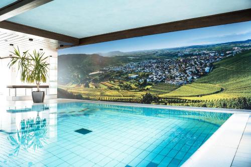 einen Pool mit Stadtblick in der Unterkunft Hotel Adler Asperg in Asperg