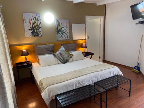 Katil atau katil-katil dalam bilik di Little Acres Drakensberg Accommodation