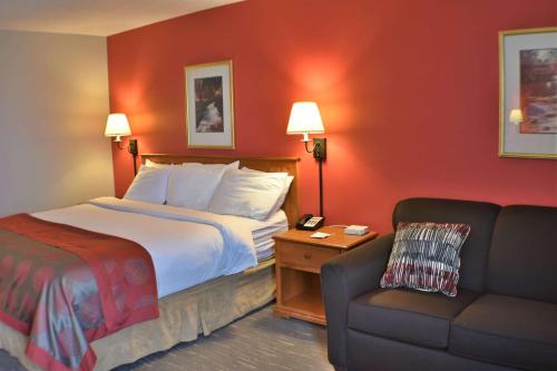 Кровать или кровати в номере Ramada by Wyndham Sioux Falls Airport - Waterpark Resort & Event Center