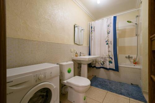 y baño con lavadora y lavamanos. en Nadezhda Apartment on Dostyk street 89 en Almaty