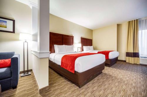 um quarto de hotel com duas camas e uma cadeira em Comfort Inn & Suites North Platte I-80 em North Platte