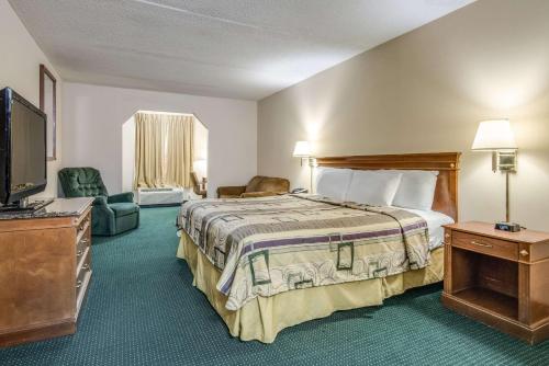Katil atau katil-katil dalam bilik di Rodeway Inn & Suites