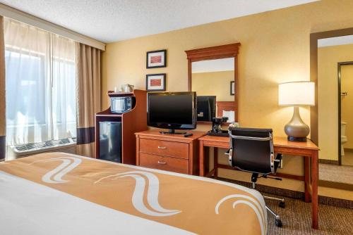 Quality Inn Pueblo Northにあるテレビまたはエンターテインメントセンター