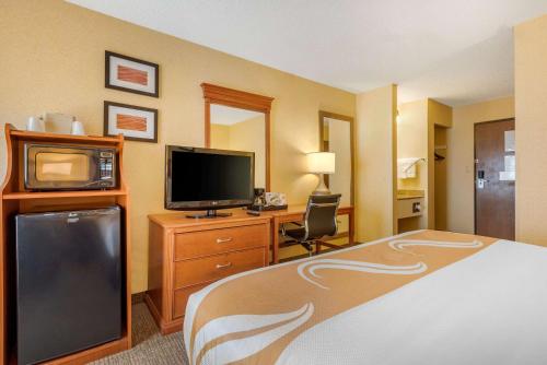 Quality Inn Pueblo Northにあるベッド