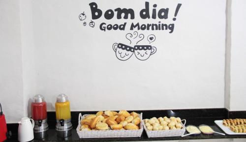 una mesa con tres cestas de comida en un mostrador en Pousada das Letras, en São Thomé das Letras