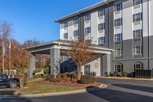 a building with a car parked in front of it at Comfort Suites Pineville - Ballantyne Area in Charlotte