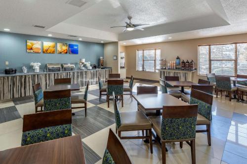 un ristorante con tavoli e sedie e un bar di Comfort Suites Pineville - Ballantyne Area a Charlotte