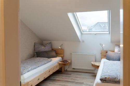 Säng eller sängar i ett rum på Ferienwohnungen Lohner Höhe