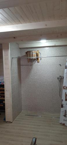 a room with a wall with a shower in it at Barda in Vorokhta