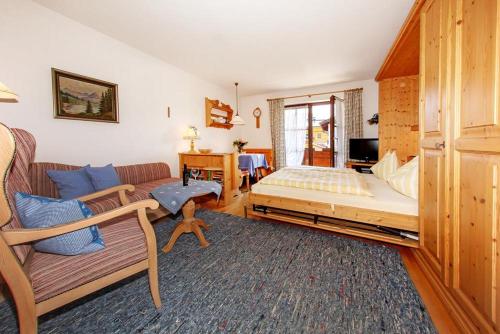 - un salon avec un canapé dans l'établissement Ferienwohnung Sophia, à Reit im Winkl