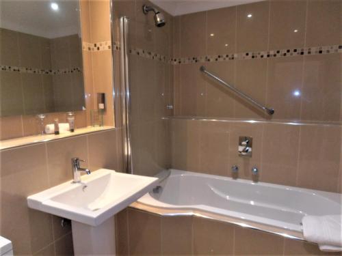 Hollies Hotel tesisinde bir banyo