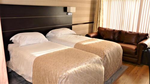Postel nebo postele na pokoji v ubytování Hollies Hotel