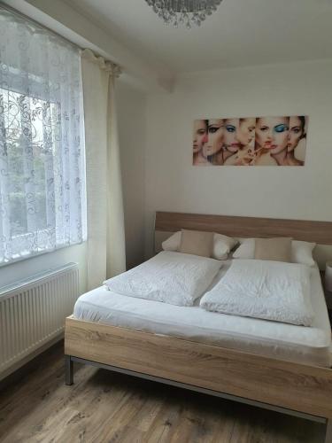 - une chambre avec un lit et une peinture murale dans l'établissement Hotel Schneider Apartaments, à Langenhagen