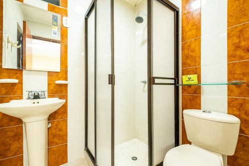 a bathroom with a shower and a toilet and a sink at Ayenda 1502 Principe in Bucaramanga