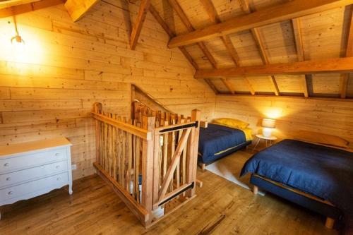 - une chambre avec 2 lits dans une cabane en rondins dans l'établissement Château des Fousseries, à Condom
