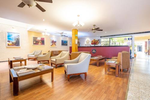 a living room with a lot of chairs and tables at Ayenda 1502 Principe in Bucaramanga