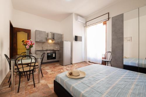ガリポリにあるAppartamenti Carpediem San Giovanniのベッド、テーブル、椅子が備わる客室です。