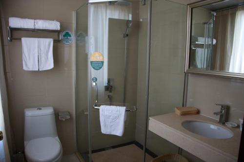 A bathroom at GreenTree Inn Guangdong Shantou Chengjiang Road Business Hotel