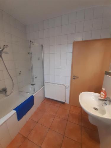 a bathroom with a sink and a shower and a toilet at Fe Wo Am Alten Rathaus in Andernach