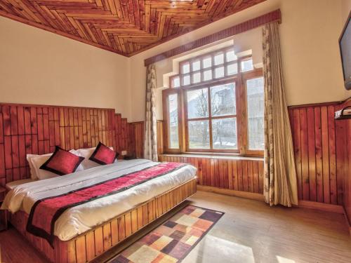 Un dormitorio con una cama grande y una ventana en Nature House en Manāli
