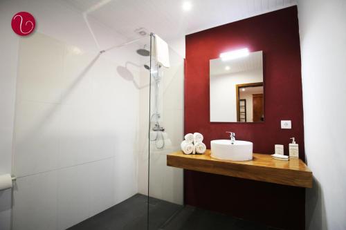 een badkamer met een wastafel en een spiegel bij GuestHouse Vila Lusitania in Funchal