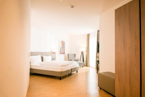 1 dormitorio blanco con 1 cama en una habitación en Hotel Trezor en Singen