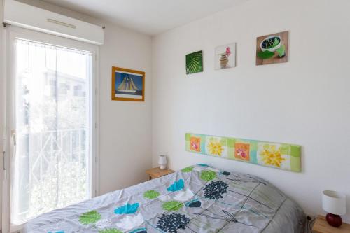 une chambre avec un lit et une fenêtre dans l'établissement Maison La Fontonne - Welkeys, à Antibes