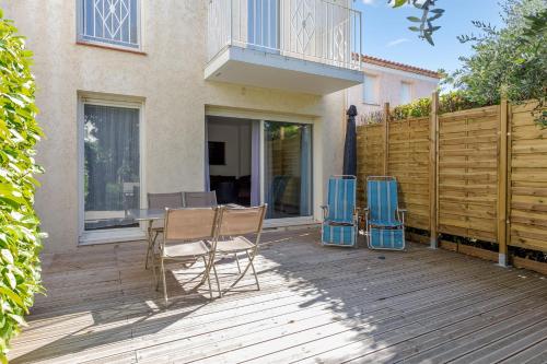 Un patio con dos sillas y una mesa en una terraza. en Maison La Fontonne - Welkeys, en Antibes