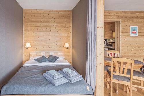 une chambre avec un lit et une salle à manger dans l'établissement Appartement Mazot - Welkeys, à Megève