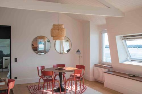 Ein Sitzbereich in der Unterkunft Dinard, très bel appartement***** avec vue sur mer