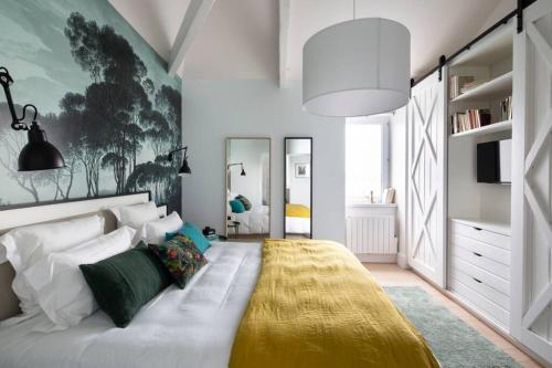 Un pat sau paturi într-o cameră la Dinard, très bel appartement***** avec vue sur mer