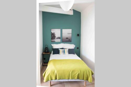 Ein Bett oder Betten in einem Zimmer der Unterkunft Dinard, très bel appartement***** avec vue sur mer