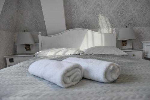 a bedroom with two towels on a bed at Dwór Ostoia in Rymanów