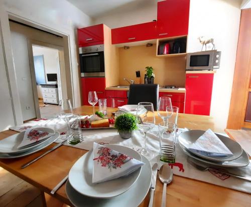 einen Esstisch mit Tellern und Weingläsern in der Unterkunft Kitzbühel Apartments Haus Brugger in Kitzbühel