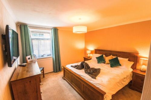 1 dormitorio con 1 cama grande y paredes de color naranja en Bagels en Nottingham
