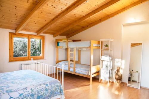 a bedroom with bunk beds and a wooden ceiling at Casale Mi Cantino in Bevagna