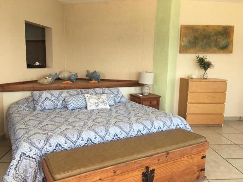 a bedroom with a bed with a wooden head board at Villa Paraíso in La Ventana