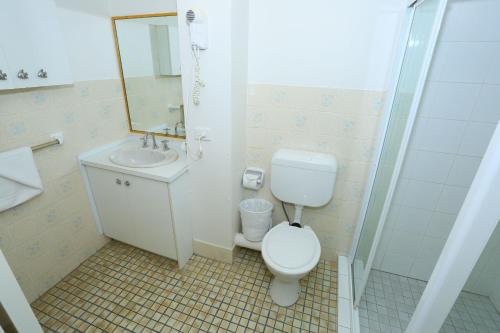 黃金海岸的住宿－聖特羅佩度假酒店，浴室配有卫生间、盥洗盆和淋浴。